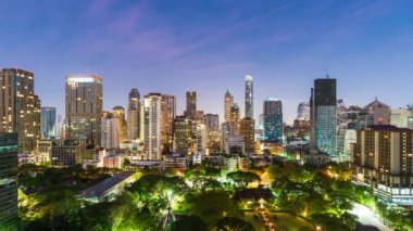 Bangkok, Tayland 'da Witthayu yolu yakınlarındaki yüksek binaların günlük geçişi