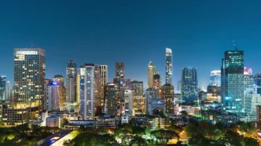 Bangkok, Tayland 'da gece vakti Witthayu yolu yakınlarındaki yüksek binaların zaman aşımına uğramış.