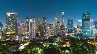 Bangkok, Tayland 'da gece vakti Witthayu yolu yakınlarındaki yüksek binaların zaman aşımına uğramış.