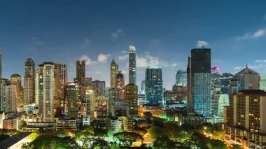 Bangkok, Tayland 'da gece vakti Witthayu yolu yakınlarındaki yüksek binaların zaman aşımına uğramış.