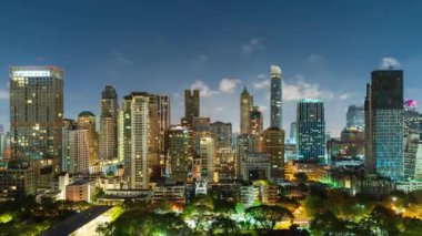 Bangkok, Tayland 'da gece vakti Witthayu yolu yakınlarındaki yüksek binaların zaman aşımına uğramış.