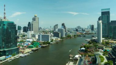 Chao Phraya Nehri 'nin Kral Taksin köprüsü ve Tayland' ın Bangkok kenti inşaatı ile zaman aşımı