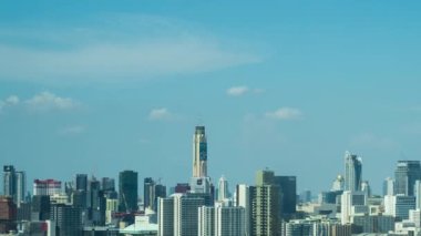 Bangkok, Tayland - 25 Nisan 2022: Bangkok, Tayland 'daki yüksek binaların şehir manzarasının zaman aşımı