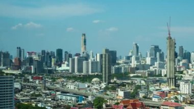 Bangkok, Tayland - 25 Nisan 2022: Bangkok, Tayland 'daki yüksek binaların şehir manzarasının zaman aşımı