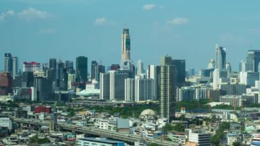 Bangkok, Tayland - 25 Nisan 2022: Bangkok, Tayland 'daki yüksek binaların şehir manzarasının zaman aşımı