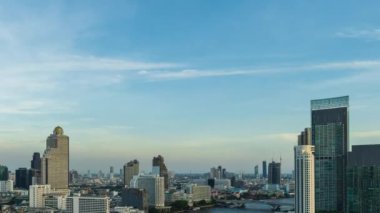 Kral Taksin köprüsü ve Tayland 'ın Bangkok kenti inşaatı ile Chao Phraya Nehri' nin günden geceye geçişi