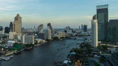 Kral Taksin köprüsü ve Tayland 'ın Bangkok kenti inşaatı ile Chao Phraya Nehri' nin günden geceye geçişi