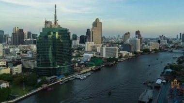 Kral Taksin köprüsü ve Tayland 'ın Bangkok kenti inşaatı ile Chao Phraya Nehri' nin günden geceye geçişi
