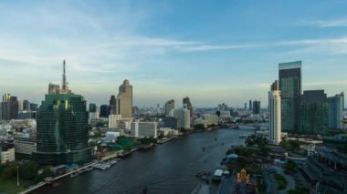 Kral Taksin köprüsü ve Tayland 'ın Bangkok kenti inşaatı ile Chao Phraya Nehri' nin günden geceye geçişi