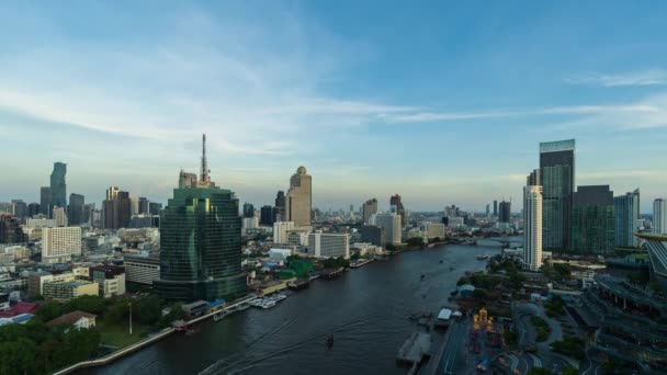 Chao Phraya Folyó Napról Napra Elévül Taksin Király Hídjával Bangkokban — Stock videók