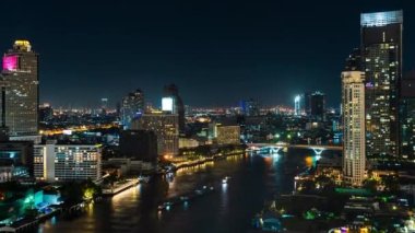 Chao Phraya Nehri 'nin Kral Taksin köprüsü ve geceleri Tayland' daki Bangkok kenti inşaatı ile zaman aşımı.