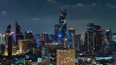 Tayland 'ın Bangkok şehrinde gece vakti yüksek binalar inşa edilme süresi doluyor.