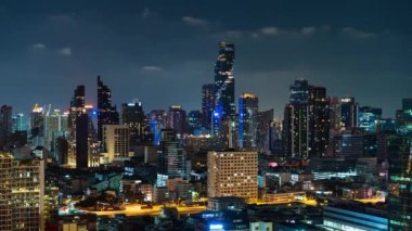 Tayland 'ın Bangkok şehrinde gece vakti yüksek binalar inşa edilme süresi doluyor.