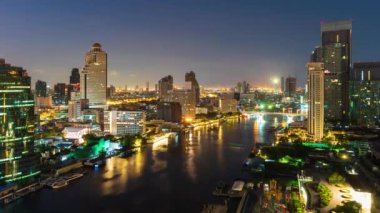 Kral Taksin köprüsü ve Tayland 'ın Bangkok kenti inşaatı ile Chao Phraya Nehri' nin günden güne geçişi