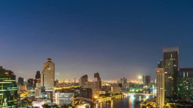 Kral Taksin köprüsü ve Tayland 'ın Bangkok kenti inşaatı ile Chao Phraya Nehri' nin günden güne geçişi