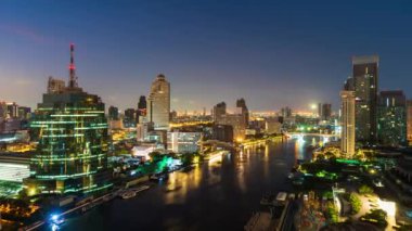 Kral Taksin köprüsü ve Tayland 'ın Bangkok kenti inşaatı ile Chao Phraya Nehri' nin günden güne geçişi