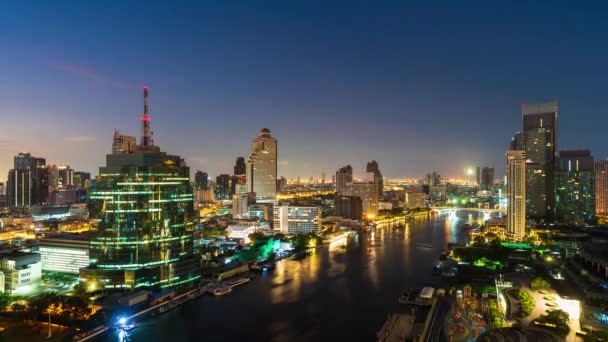 Chao Phraya Folyó Éjszakai Megszakadása Taksin Király Hídjával Bangkokban Thaiföldön — Stock videók