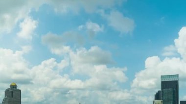 Kral Taksin köprüsü ve Tayland 'ın Bangkok kenti inşaatı ile Chao Phraya Nehri' nin hareket süresi sona erdi.