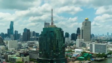 Kral Taksin köprüsü ve Tayland 'ın Bangkok kenti inşaatı ile Chao Phraya Nehri' nin hareket süresi sona erdi.