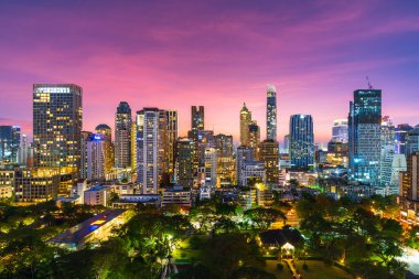 Witthayu yolu yakınındaki yüksek binalar. Alacakaranlıkta gün batımında Tayland, Bangkok 'ta.