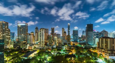 Gece vakti Bangkok, Tayland 'da Witthayu yolu yakınlarındaki yüksek binalar.