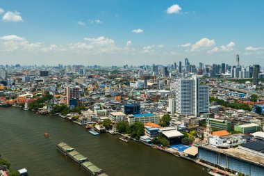 Bangkok, Tayland - 25 Nisan 2022: Bangkok, Tayland 'daki Chao Phraya Nehri manzaralı