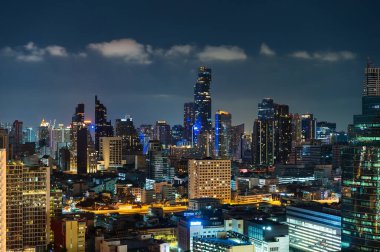 Tayland 'ın Bangkok şehrinde gece yüksek binalı şehir manzarası