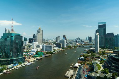 Kral Taksin köprüsü ve Tayland 'daki Bangkok kenti inşaatı ile Chao Phraya Nehri
