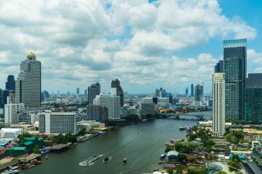 Kral Taksin köprüsü ve Tayland 'daki Bangkok kenti inşaatı ile Chao Phraya Nehri
