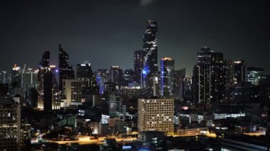 Tayland 'ın Bangkok şehrinde gece yüksek binalı şehir manzarası