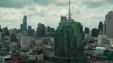 Kral Taksin köprüsü ve Tayland 'ın Bangkok kenti inşaatı ile Chao Phraya Nehri' nin görüntüsü.