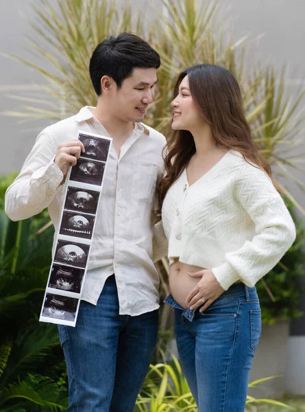 一个快乐的孕妇 她的丈夫拿着婴儿的超声波照片 已婚夫妇 — 图库照片