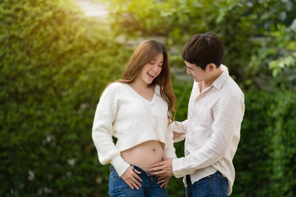 Pareja Casada Está Esperando Bebé Hombre Abraza Esposa Embarazada —  Fotos de Stock