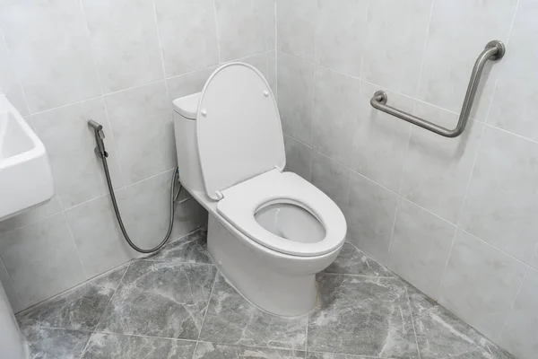 Bílé Záchodové Mísy Koupelně — Stock fotografie