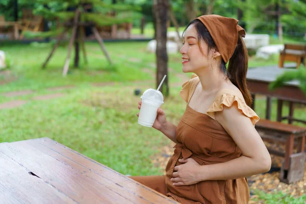 Pregnant Woman Drinkink Milk Garden — 스톡 사진