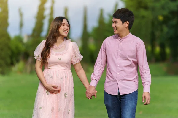 Pregnant Woman Her Husband Walking Together Park Married Couple — 图库照片