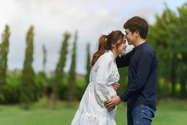 Married Couple Expecting Baby Man Kissing His Pregnant Wife Park — Stock Photo, Image
