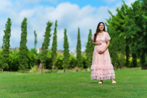 Mujer Embarazada Feliz Pie Parque — Foto de Stock