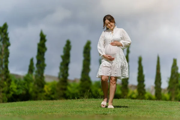 Jovem Bela Mulher Grávida Andando Olhando Sua Barriga Parque — Fotografia de Stock