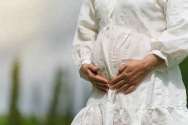 hamile kadın Belly up kapatın