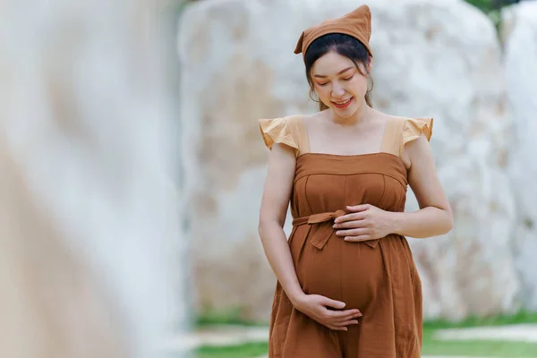 Junge Schöne Schwangere Frau Sucht Und Streichelt Ihren Bauch Park — Stockfoto