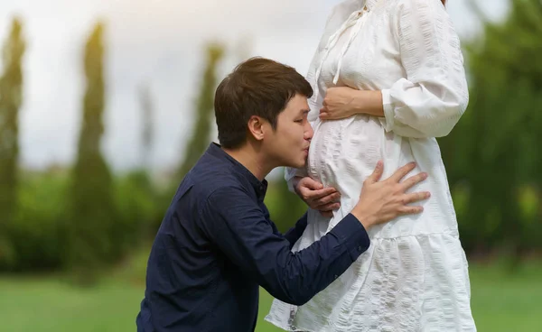 Casal Está Espera Bebé Homem Beijando Barriga Sua Esposa Grávida — Fotografia de Stock