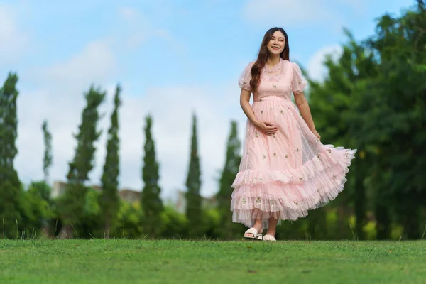 Mulher Grávida Feliz Andando Parque — Fotografia de Stock