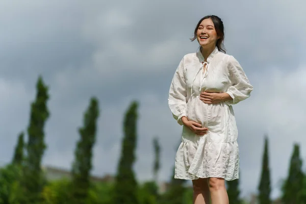 Веселая Беременная Женщина Стоящая Парке — стоковое фото