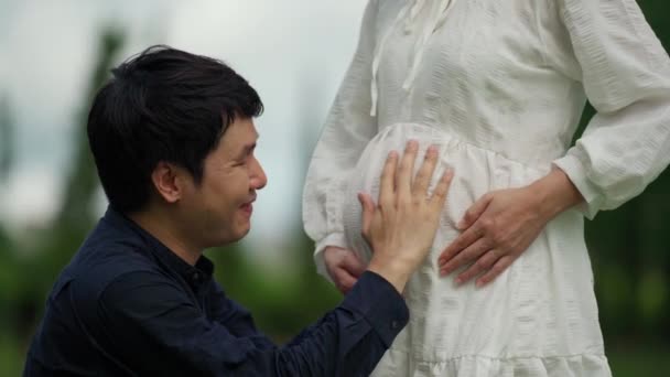 Cuplul Căsătorit Așteaptă Copil Bărbat Sărutând Burta Soției Sale Însărcinate — Videoclip de stoc