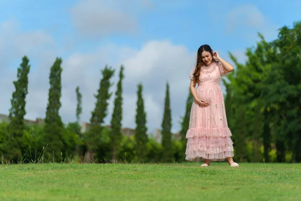 Joven Hermosa Mujer Embarazada Mirando Acariciando Vientre Parque —  Fotos de Stock