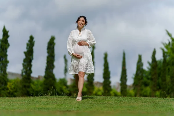 Happy Pregnant Woman Walking Park — Stock Photo, Image
