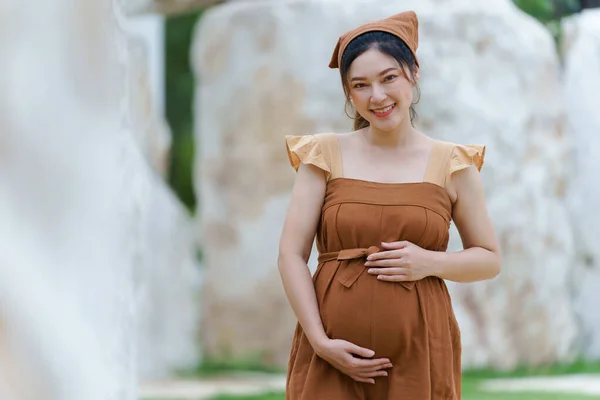 Mujer Embarazada Feliz Pie Parque — Foto de Stock