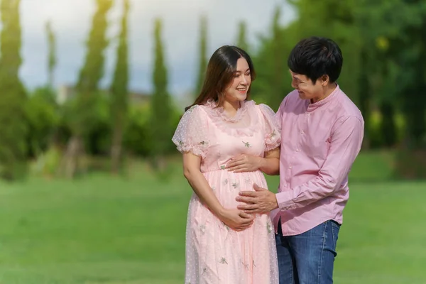 Glückliches Ehepaar Erwartet Ein Baby Mann Umarmt Schwangere Frau Park — Stockfoto