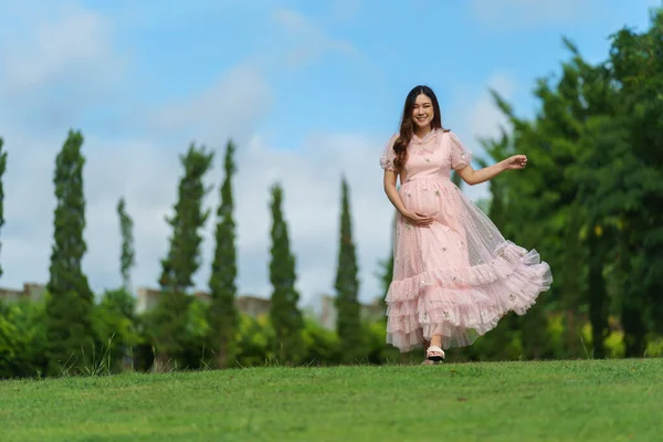 Glücklich Schwangere Frau Die Park Spazieren Geht — Stockfoto